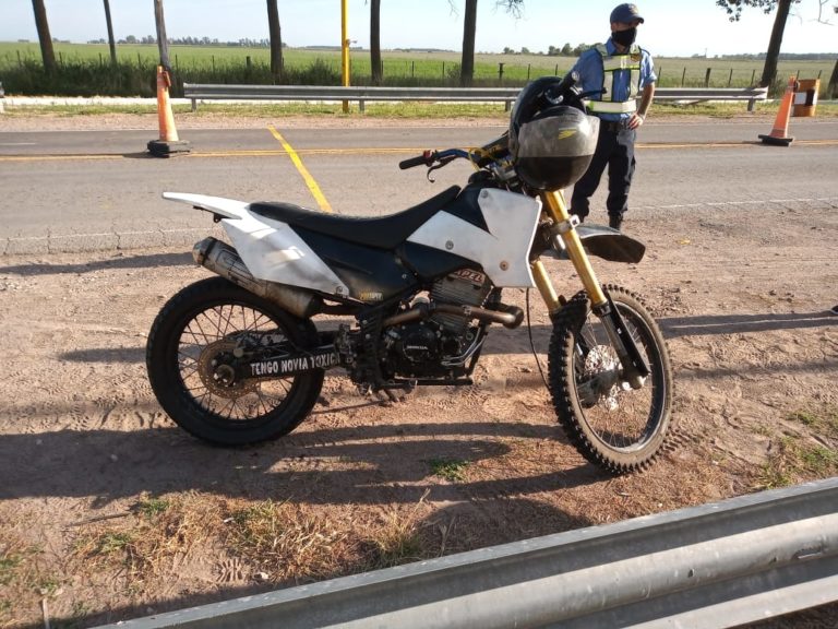 Personal de Comisaría Segunda retuvo una motocicleta en el puesto caminero de Trebolares