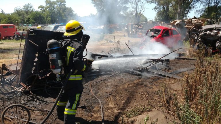 Principio de incendio en depósito judicial donde se está realizando la compactación de vehículos