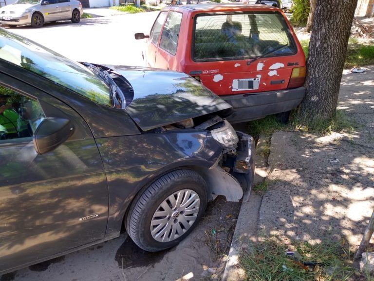 Chocaron auto-moto y terminaron impactando a otro vehículo que estaba estacionado: Motociclista fue hospitalizado