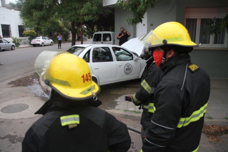 Fuerte choque en calle 13 y 14: Ambos vehículos terminaron arriba de la vereda y una mujer fue hospitalizada