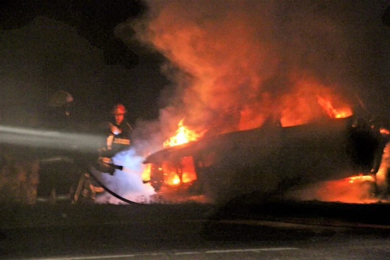 Impresionante incendio destruyó por completo una camioneta en Ruta 1 camino a Dorila