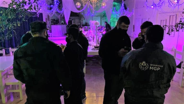Organizaron fiesta swinger en Mar del Plata y confundieron a una policía con una stripper