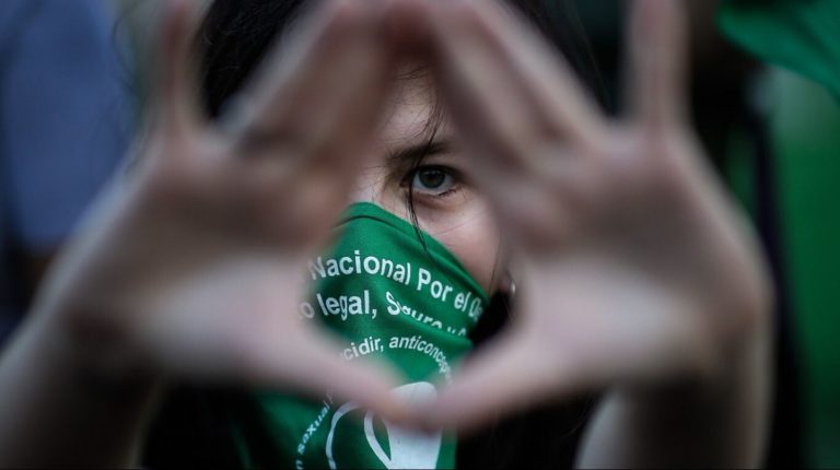 Golpearon brutalmente a una mujer en Mar del Plata porque llevaba un barbijo con el logo del aborto legal: “Querían bajarme para lincharme”