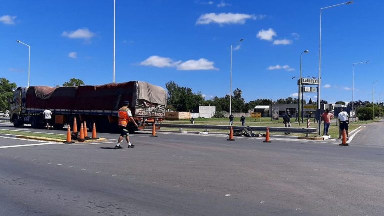 Un joven ciclista murió embestido por un camión en la ruta 7 en Laboulaye