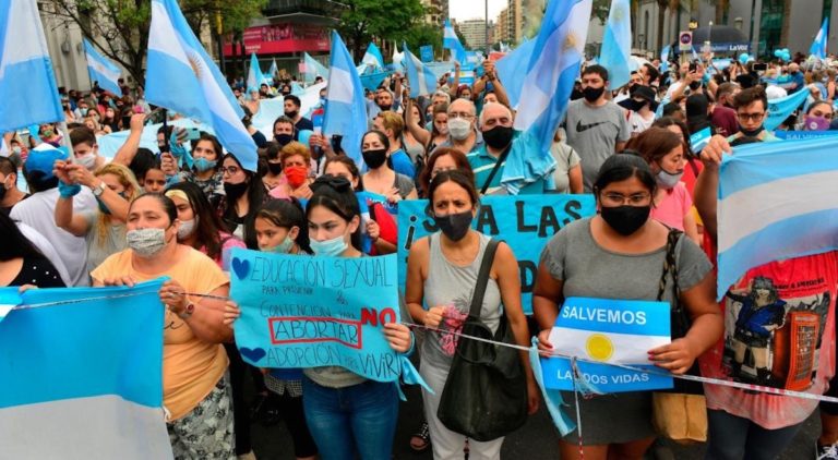Denuncian penalmente al Presidente tras la ley de la IVE