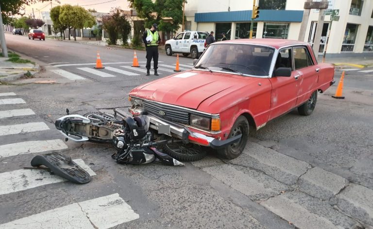 Una motocicleta quedó debajo de un auto y el SEM trasladó a su conductor al hospital