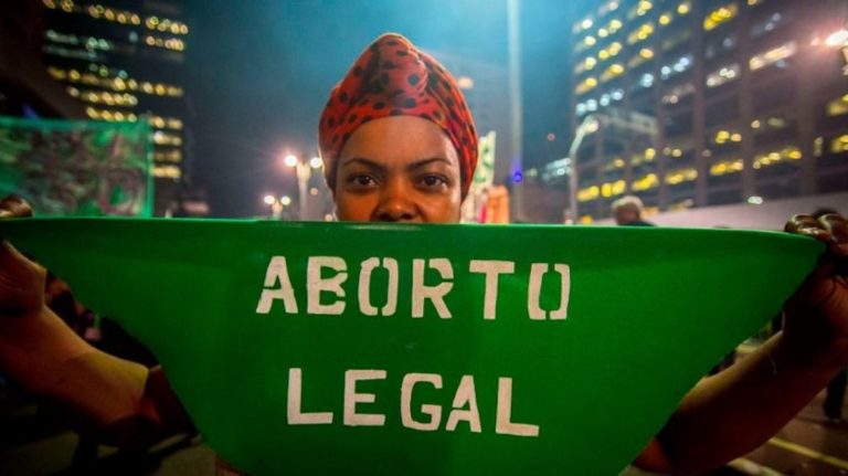 Mujeres brasileñas cruzan la frontera para aprovechar el aborto legal en Argentina