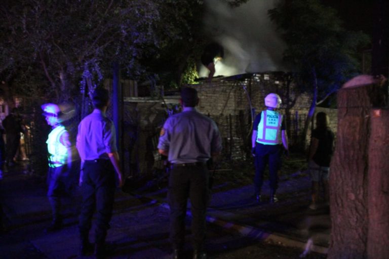 Bomberos controló un incendio de un galpón, pero sobresalió el gesto solidario de muchos vecinos