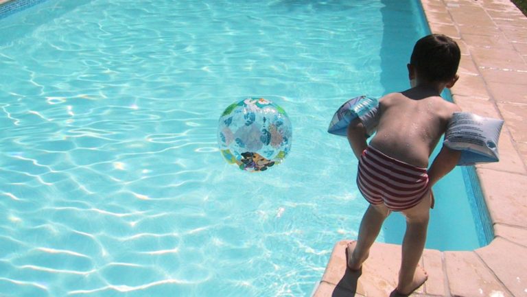 Recomiendan extremar los cuidados con los niños en las piletas y espacios con agua
