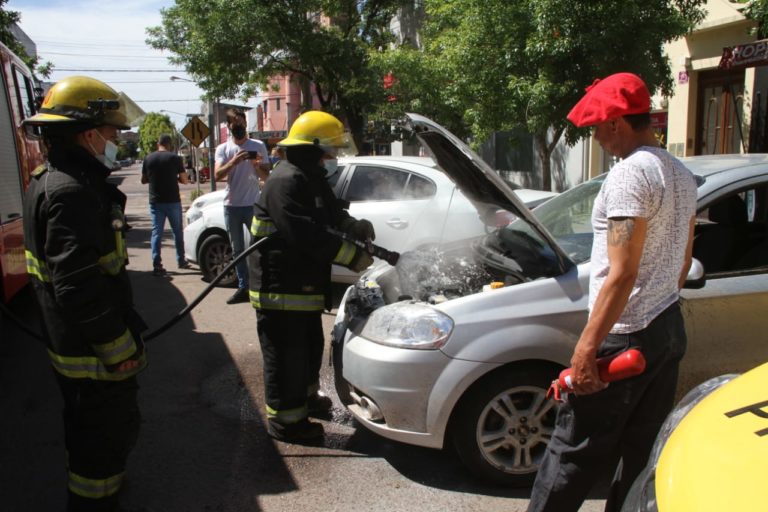 Controlan un principio de incendio de un auto en pleno centro de General Pico