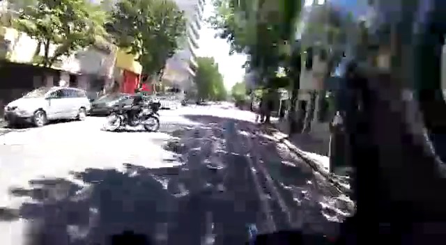 Video: la cinematográfica persecución policial a un motochorro que intentó escapar a contramano por las calles de Rosario
