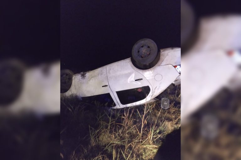 5 personas a bordo de un auto huyeron de la policía y terminaron volcando en cercanías de Pueblo Nuevo