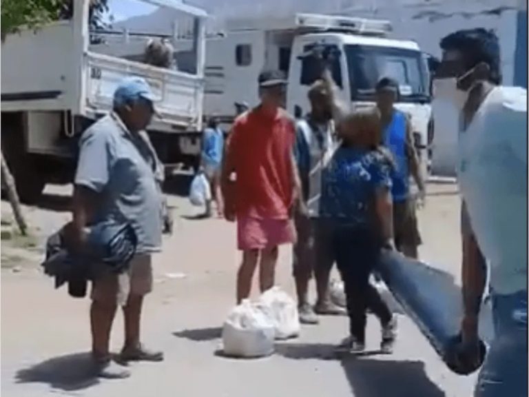 Empleada municipal maltrató a un hombre que perdió su casa en el sismo: la suspendieron