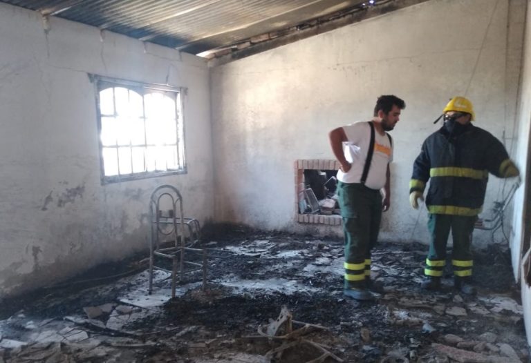 La Pampa: Familia auxiliaba a un motociclista que necesitaba combustible, pero la nafta cayó en el suelo y generó un incendio que destruyó la vivienda