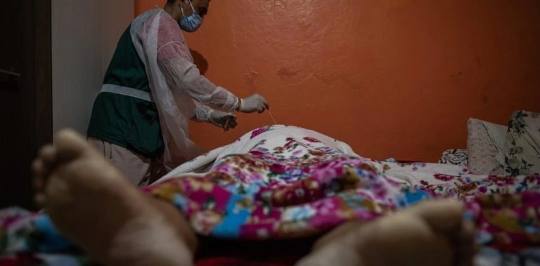 Coronavirus: en tres horas, pierde a su mujer y a su hija de 19 años por Covid-19