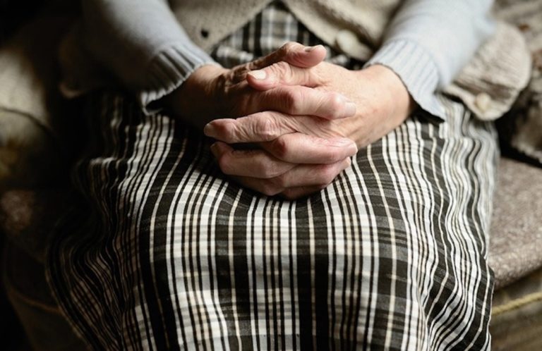 Córdoba: una anciana pasó tres días tomando leche en polvo porque no tenía plata para comer
