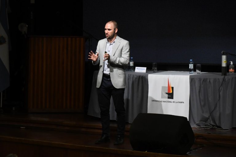 El ministro Martín Guzmán cerró su visita a La Pampa con una charla en la UNLPam