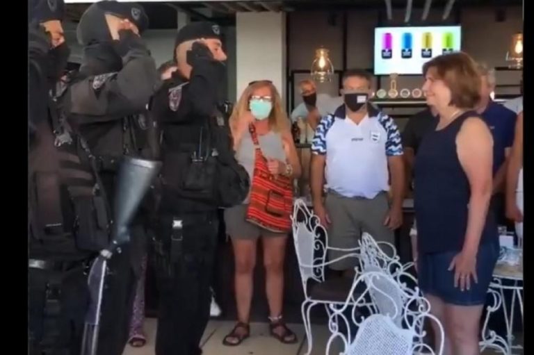 Ordenaron iniciar un sumario a los policías que saludaron con la venia a Patricia Bullrich en Villa Gesell