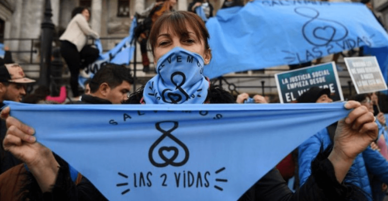 “Comienza la resistencia provida”: Grupos “celestes” quieren que las mujeres vean una ecografía del feto antes de abortar