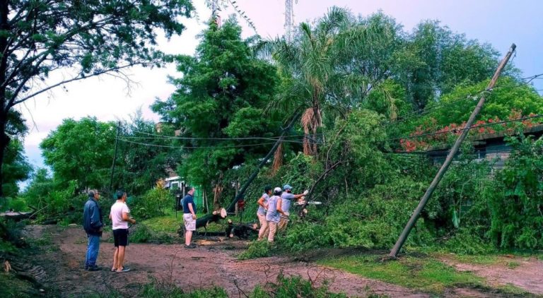 Córdoba: La tormenta provocó voladura de techos y destrozos en Saldán y Río Ceballos