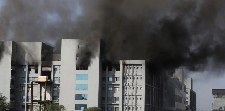 Se incendió en la India la sede del mayor fabricante de vacunas del mundo