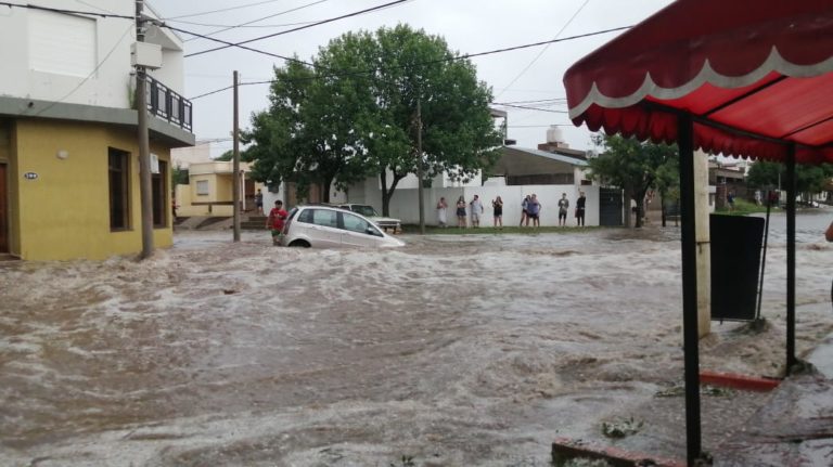 Impresionante tormenta con abundante granizo anegó calles, inundó viviendas y causó múltiples destrozos en Santa Rosa y alrededores