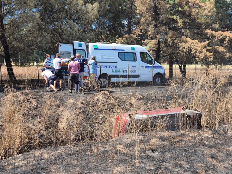 Automovilista perdió el control del auto, volcó y terminó en un zanjón gravemente herido en el rostro