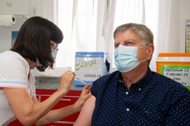 Ziliotto dio inicio a la segunda etapa de vacunación al personal de salud en la provincia de La Pampa