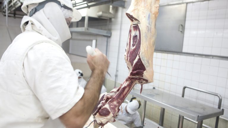 Actualizan protocolos preventivos de COVID 19 en frigoríficos de La Pampa