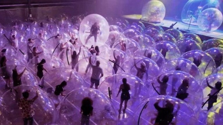 Ingeniosa iniciativa: banda de rock colocó al público en burbujas para poder volver a tocar