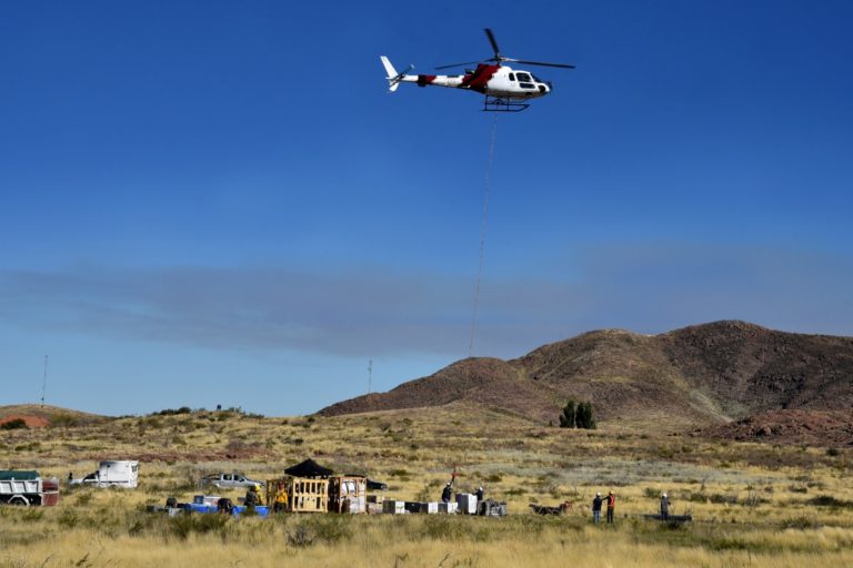 En una operación inédita en La Pampa, se utilizó hasta un helicóptero para llevar internet de alta velocidad a Puelches