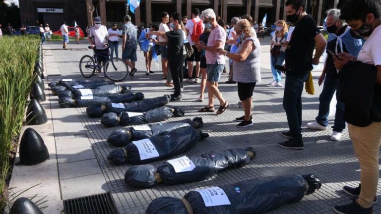#27F: Pusieron bolsas mortuorias de los “vacunados VIP” frente a la Casa Rosada