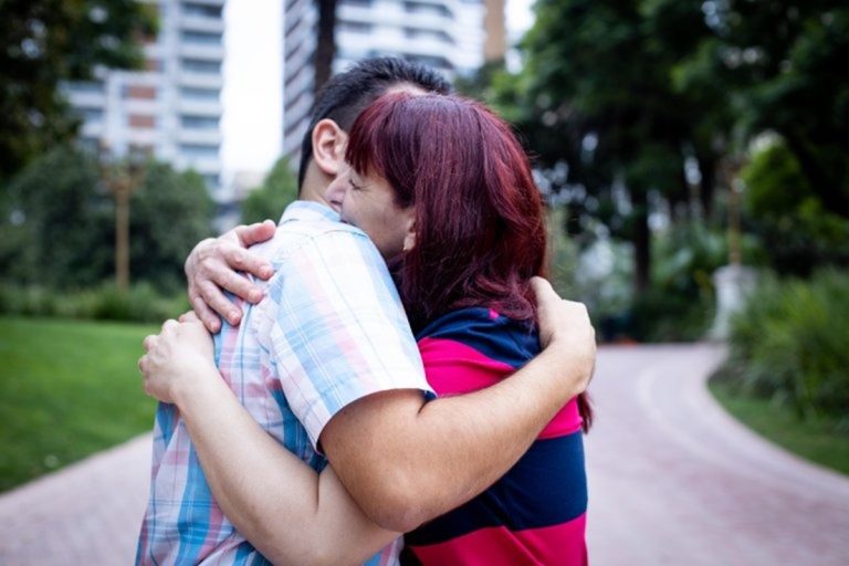 Buenos Aires: fue violada cuando era una nena, tuvo un hijo y su propia madre “lo hizo desaparecer”: 20 años después, logró encontrarlo