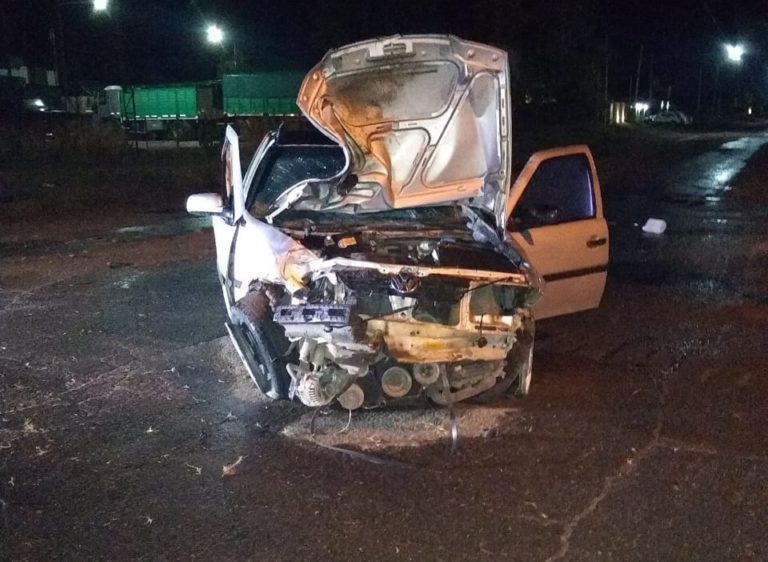 Fuerte accidente en horas de la madrugada: El auto quedó destrozado y el conductor trasladado al hospital