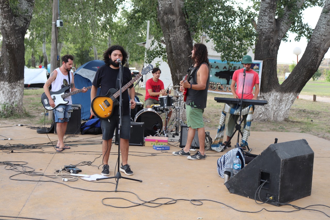 En el camping de La Adela disfrutaron el fin de semana a puro show y bandas en vivo