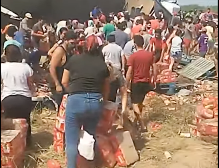 Catamarca: Volcó un camión que transportaba cervezas y lo saquearon