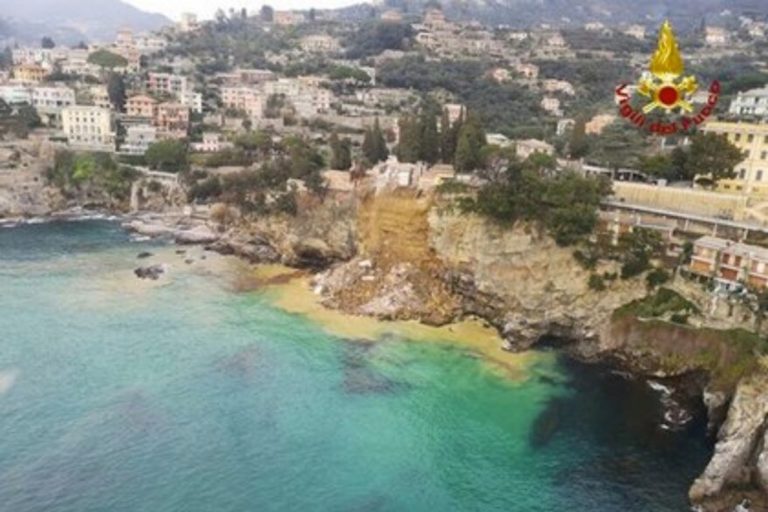 Video: se derrumbó un cementerio en Italia y más de 200 ataúdes cayeron al mar