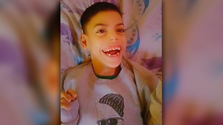Buenos Aires: tiene parálisis cerebral, su mamá lo abandonó y la abuela organizó una campaña para conseguirle una silla de ruedas que cuesta $400 mil