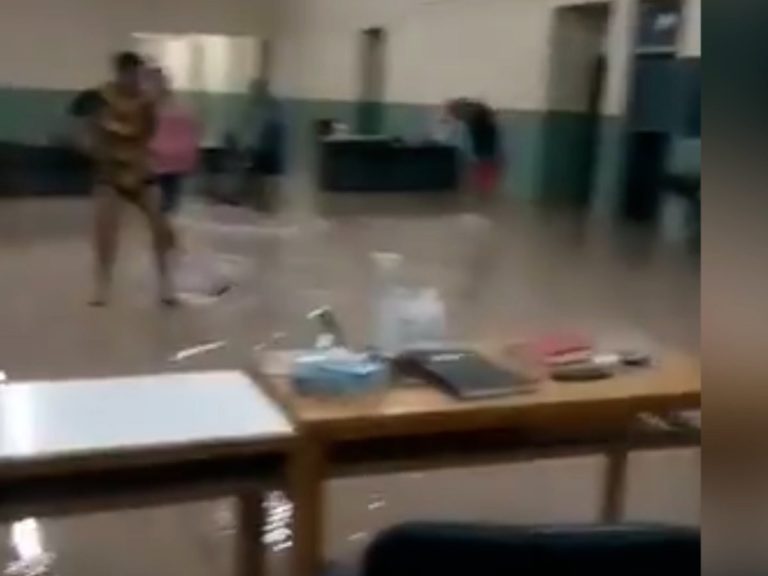 VIDEO: se inundó un centro de aislamiento en Formosa y los propios pacientes tuvieron que sacar el agua