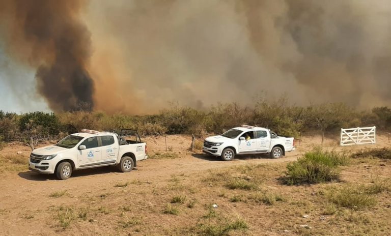 Bomberos y Defensa Civil sofocaron incendios ocasionados por las tormentas eléctricas en las zonas de Chacharramendi, Telén, General Acha y Puelches