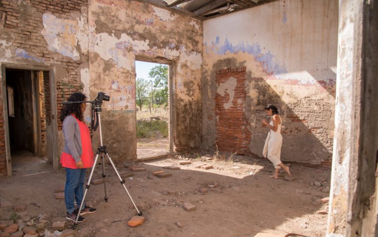 Una cantante y una bailarina folclórica rodaron una huella en Naicó