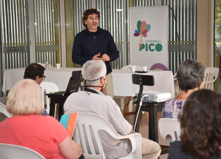 Realizaron una capacitación sobre Ecología de aves rapaces en la laguna