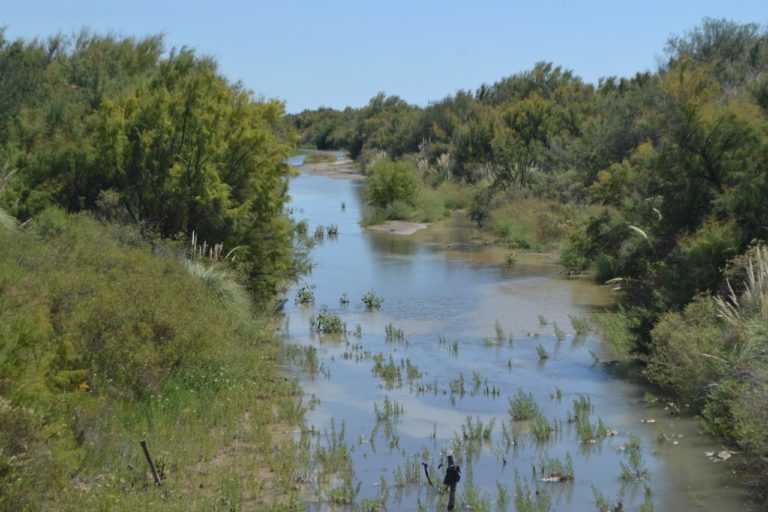 Reducido caudal de agua ingresó por el cauce del río Atuel