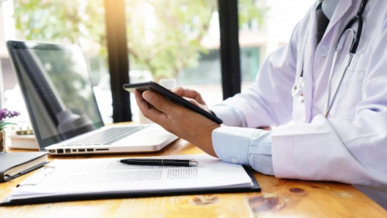 Lanzan créditos blandos para que los médicos del PAMI renueven sus computadoras