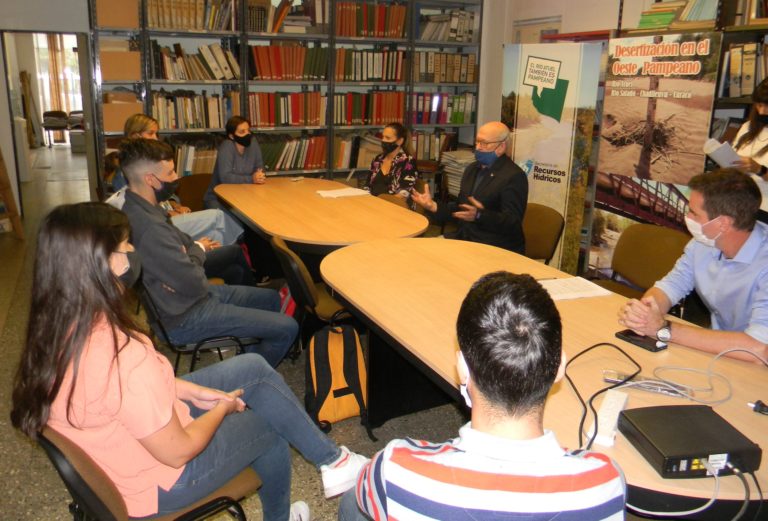 Estudiantes de la UNLPam trabajarán como pasantes en la secretaría de Recursos Hídricos