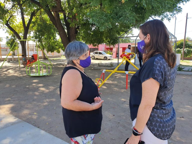 Funcionarios inauguraron una plaza al lado de la Escuela 84 en el barrio Roca