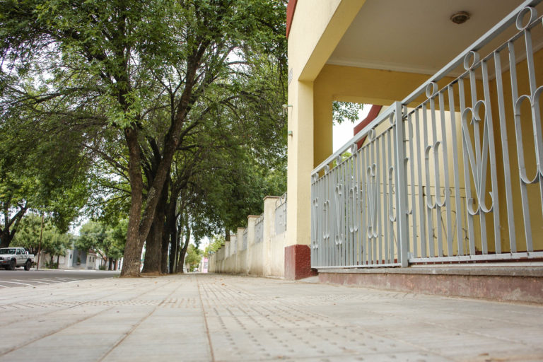 Tal como votaron los vecinos, se realizaron mejoras en una plaza del Ranqueles y se reparó la vereda de la Escuela Nº 111