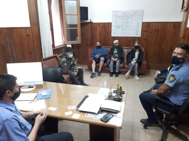 Vecinos del barrio Frank Allan preocupados por el aumento de casos de inseguridad presentaron un petitorio en la Comisaría Primera