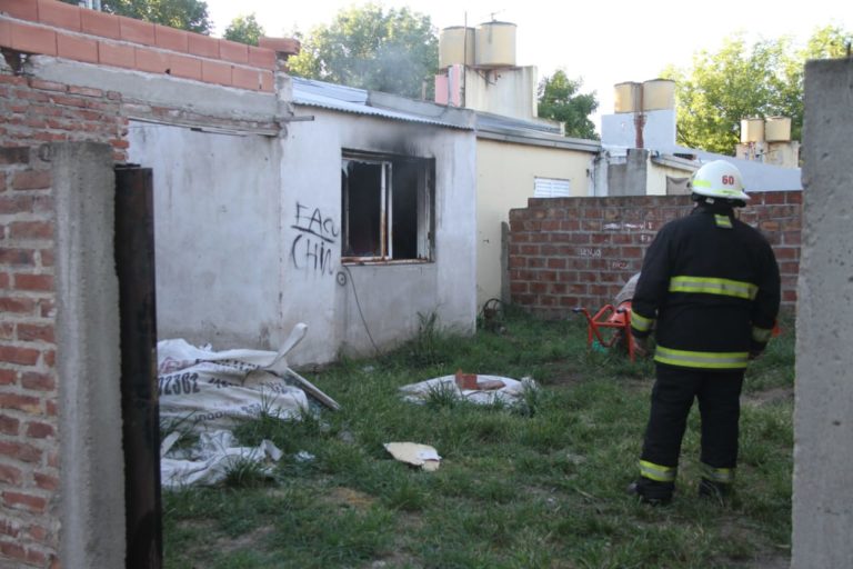 General Pico: la habitación de una vivienda se prendió fuego presuntamente por un cortocircuito