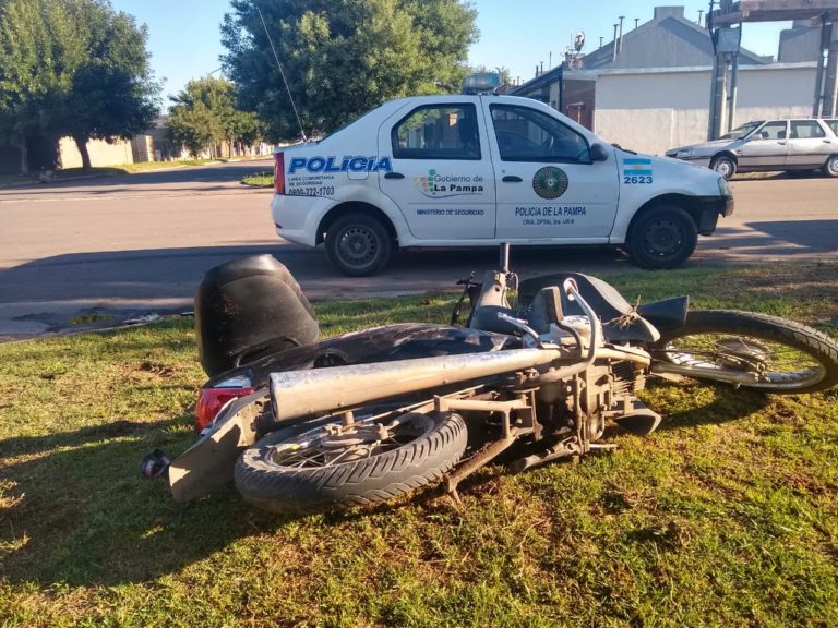 Accidente de tránsito en calles 407 y 432: un móvil policial colisionó con una moto